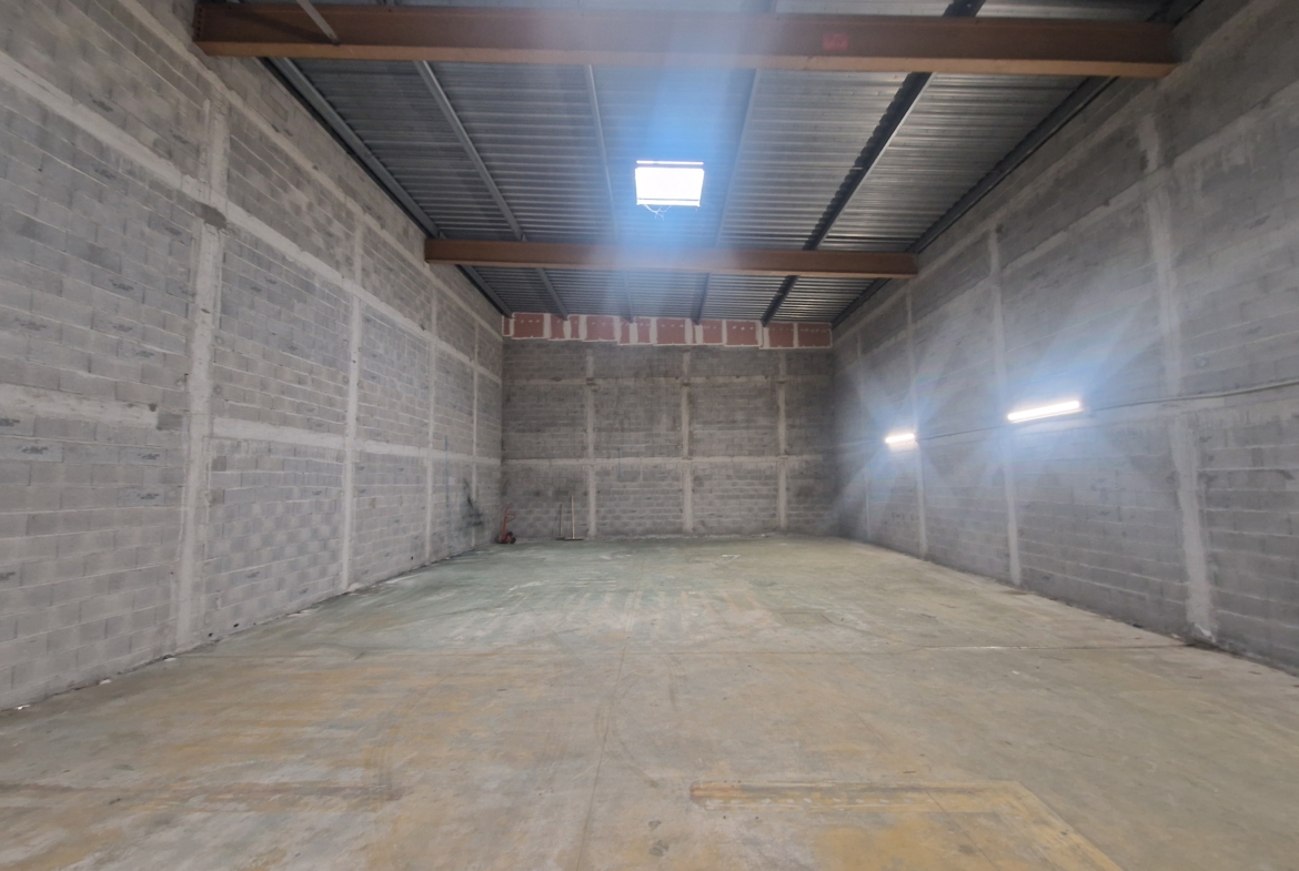 a vendre hangar à usage de dépôt baléone ajaccio