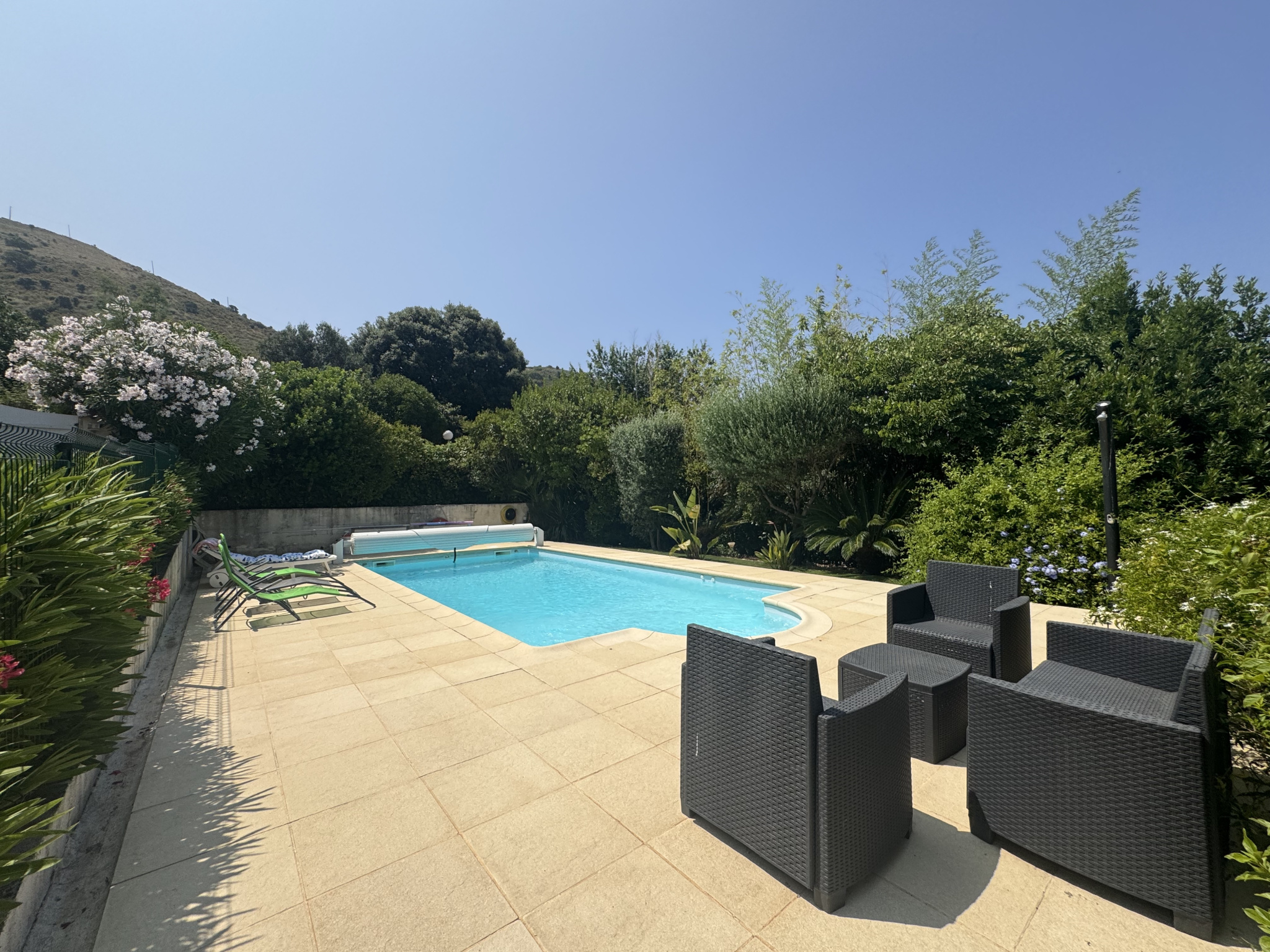 Maison avec piscine et jardin
