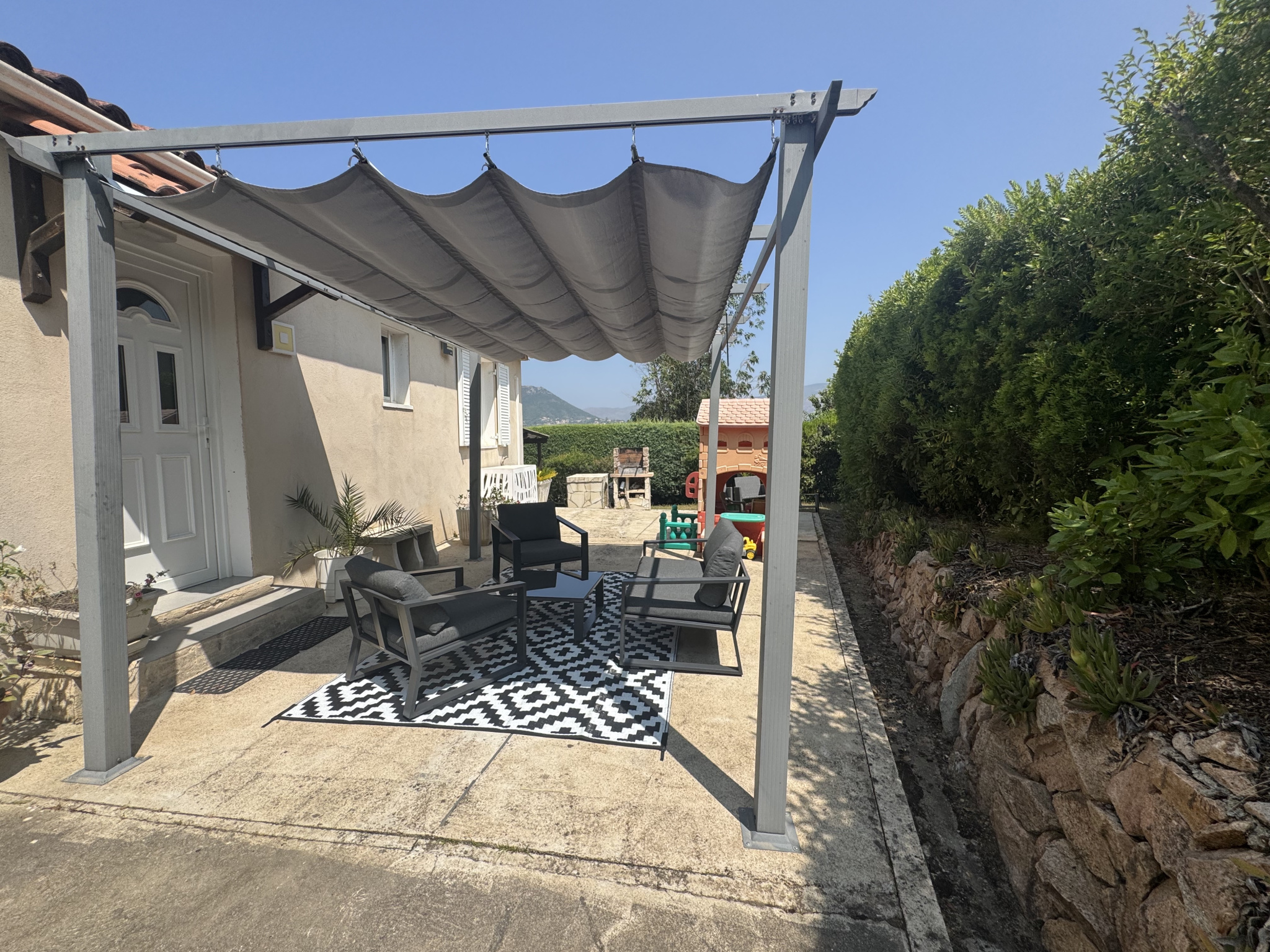 Maison avec piscine et jardin