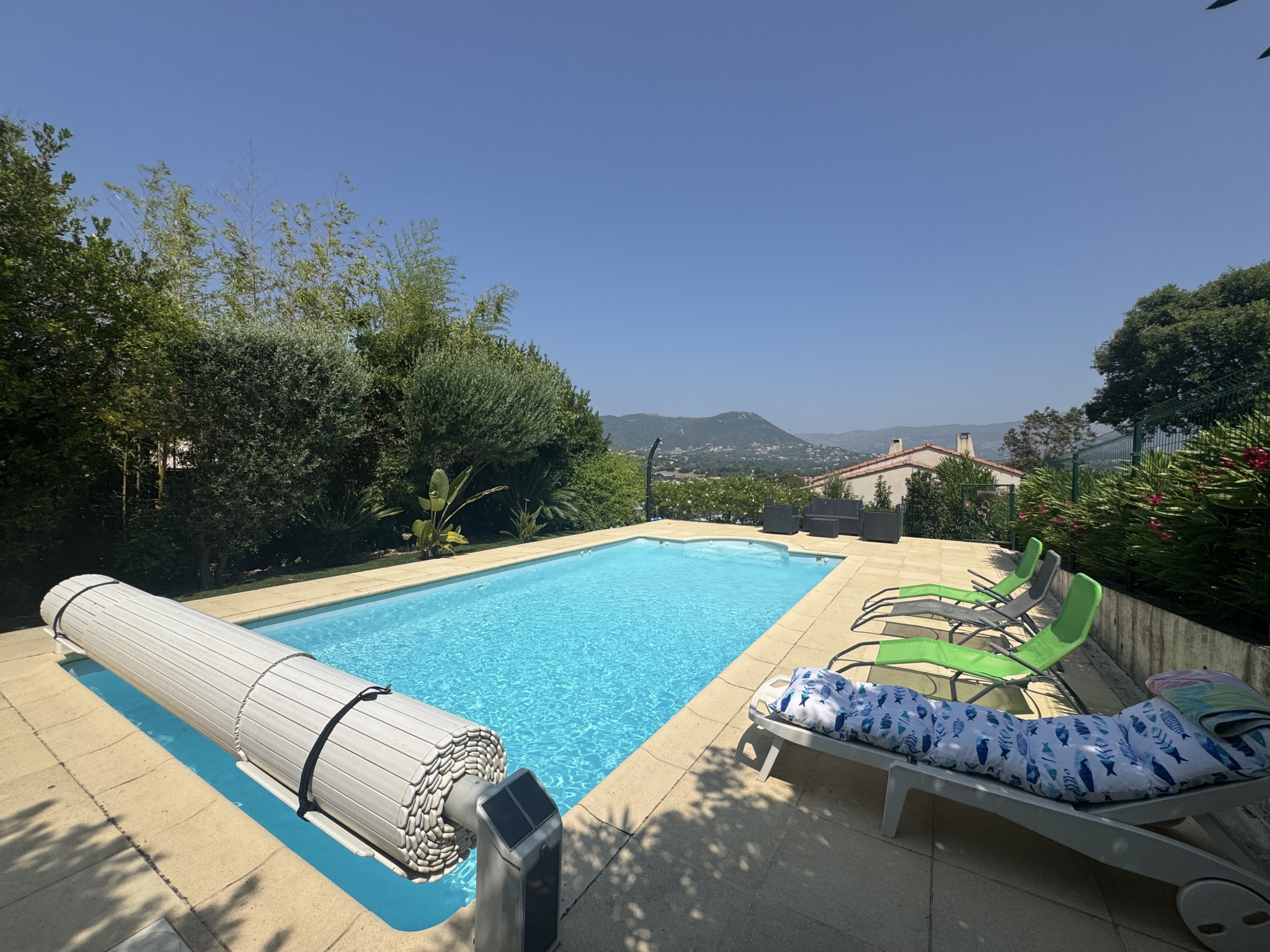 Maison avec piscine et jardin