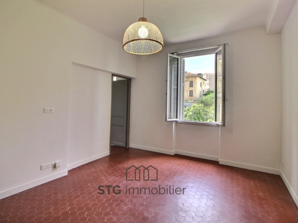 Appartement F4 rénové à vendre en centre-ville d'Ajaccio, Cours Napoléon – STG Immobilier