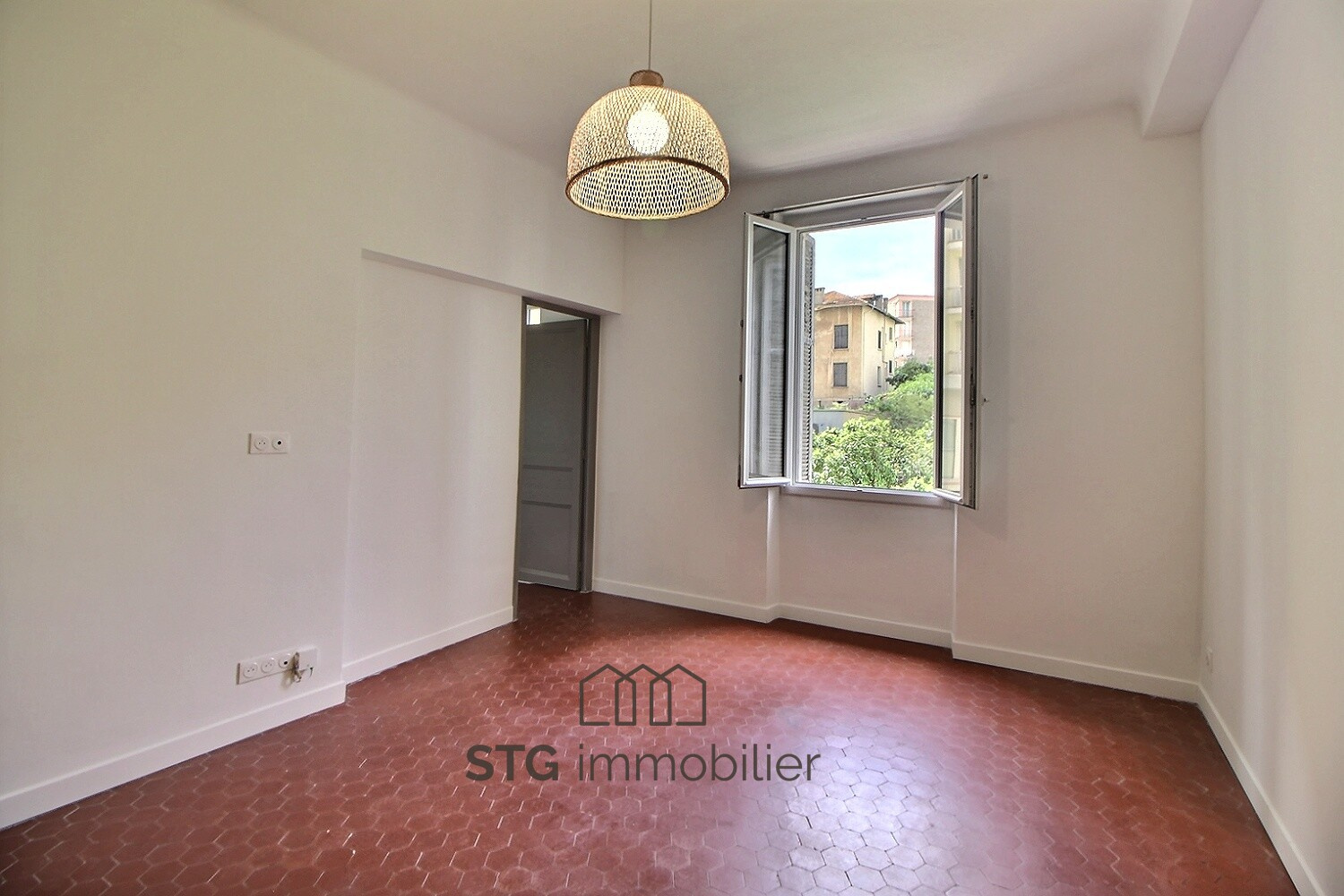 Appartement F4 rénové à vendre en centre-ville d'Ajaccio, Cours Napoléon – STG Immobilier