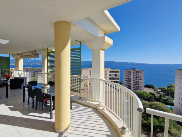 Appartement F4 duplex avec terrasse à vendre à Ajaccio, route des Sanguinaires – STG Immobilier