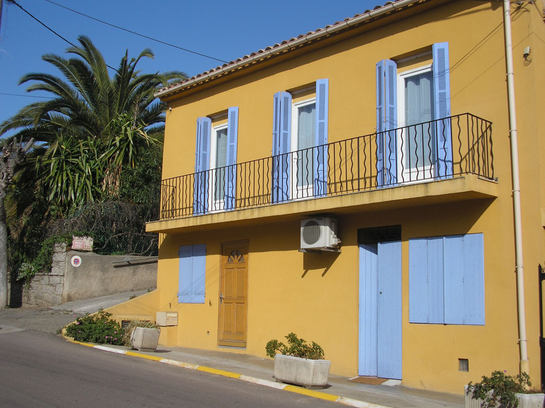 Maison à vendre au centre de Cargèse, 2 appartements – STG Immobilier