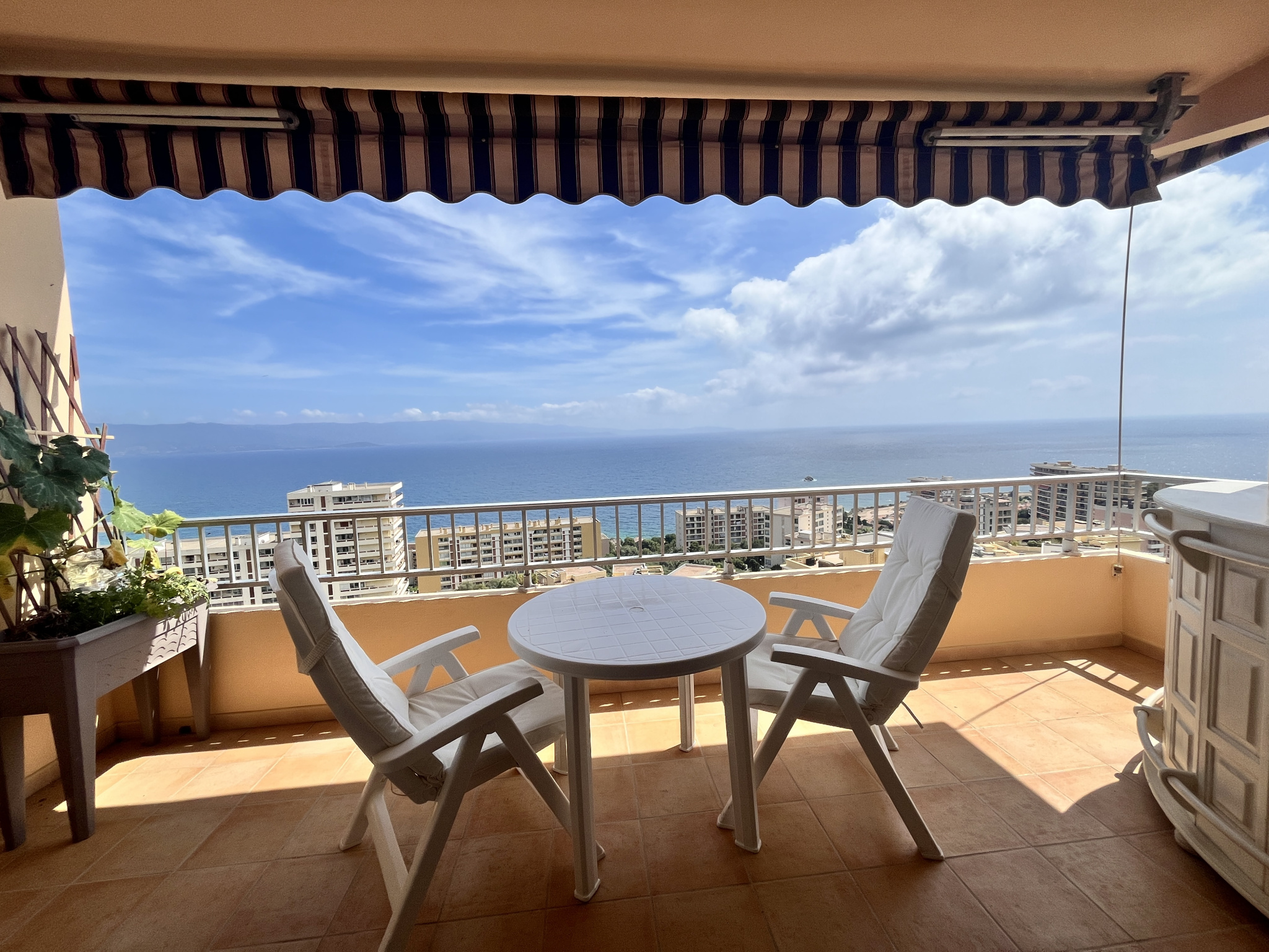 Appartement T3 vue mer à vendre à Ajaccio, route des Sanguinaires – STG Immobilier