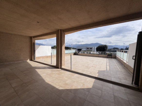 Appartement T2 avec grande terrasse à vendre à Ajaccio (Appietto) – STG Immobilier