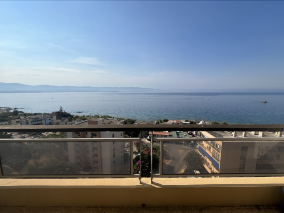 T4 vue mer en pignon au dernier étage sur la route des Sangu