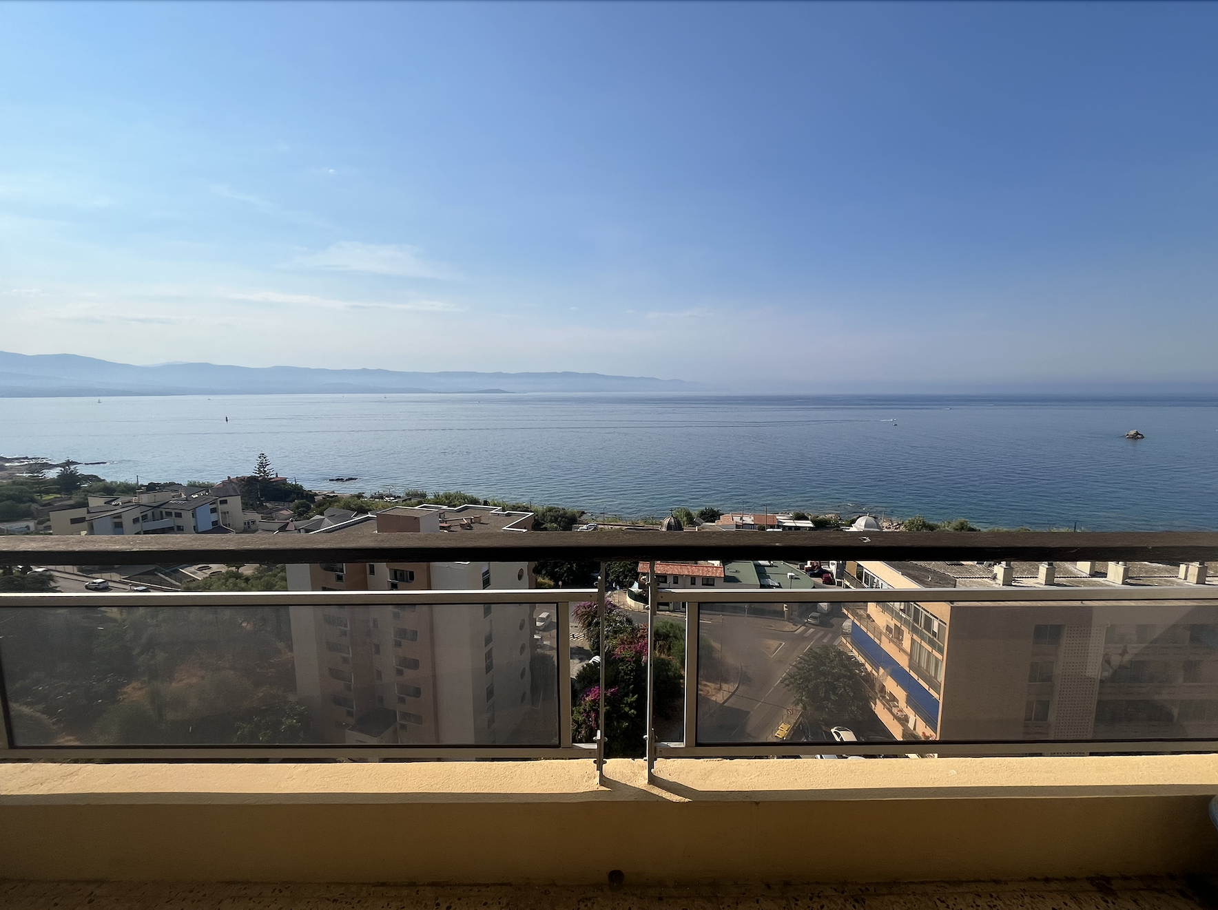 T4 vue mer en pignon au dernier étage sur la route des Sangu